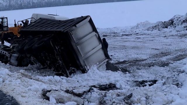 Тонары разлетались.