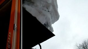 Очищаю снег с крыши и на балконе. Видео снято на старый телефон. Прошу прощения,за тихий звук.