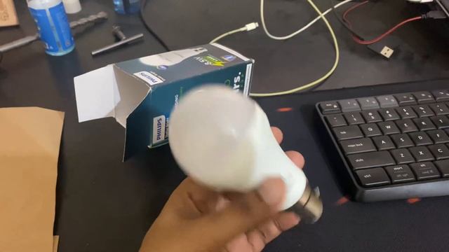 PHILIPS Stellar Bright Rechargeable Emergency Inverter LED Bulb, B22 8.5-Watt-Crystal White