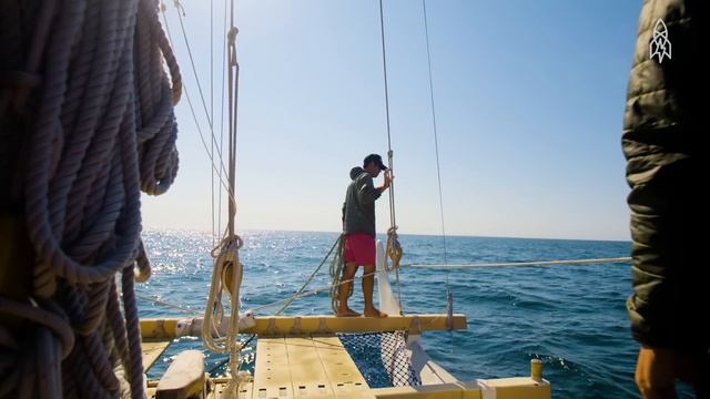 Sailing Across the World's Oceans with No Tech смотреть онлайн