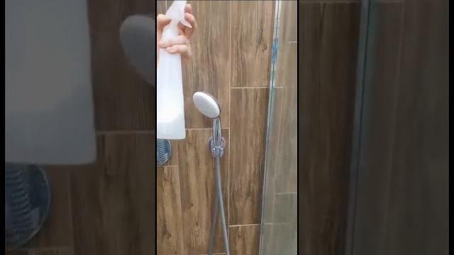 Удаляет известковый налет и мыльные разводы на душевой кабине на 100% /Milizid/ Салфетка Vileda смотреть онлайн