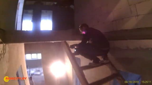 Рабочие будни. Монтаж временной лестницы смотреть онлайн