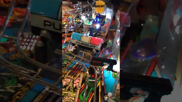 Judge Dredd Pinball Machine "Lawgiver Gun" Lighted Mod in Action!! смотреть онлайн