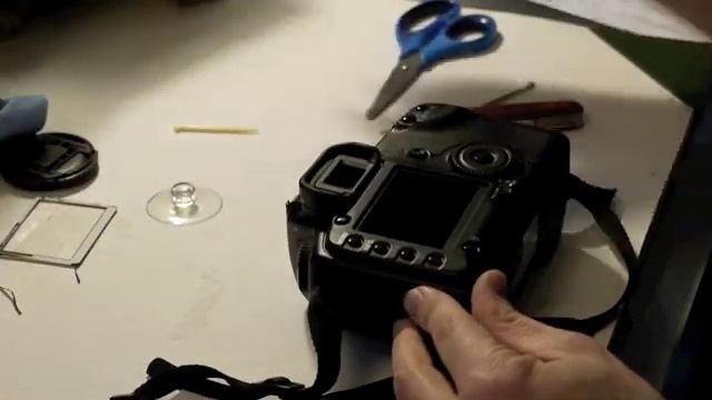 Replacing a scratched LCD cover on a Canon EOS 5D SLR смотреть онлайн