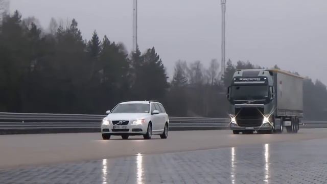 Самая безопасная марка авто в мире.Экстренное торможение грузовика Volvo. смотреть онлайн