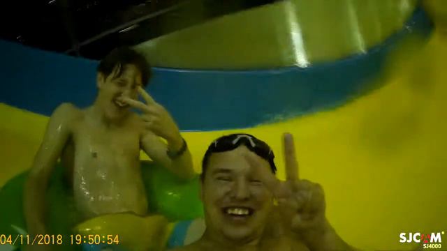 Быстрый спуск с горки Аквапарк Мореон 4.11.18. смотреть онлайн