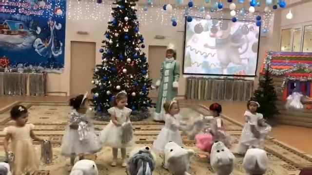 Новогодний танец снежинок смотреть онлайн