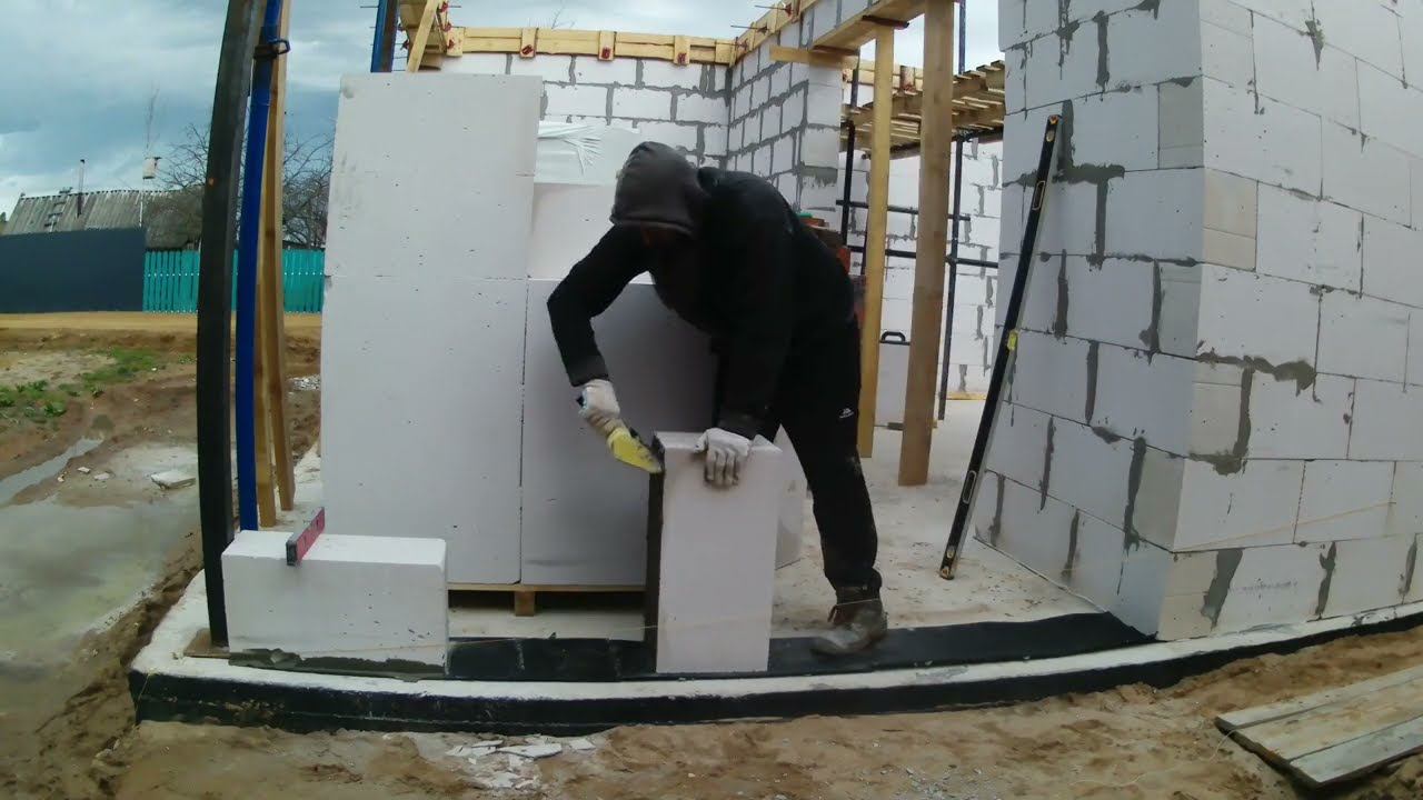 с чего начать кладку пеноблоков, как постелить первый ряд ровно газобетон с гидроизоляцией самому смотреть онлайн