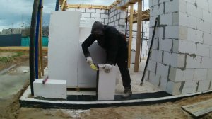 с чего начать кладку пеноблоков, как постелить первый ряд ровно газобетон с гидроизоляцией самому