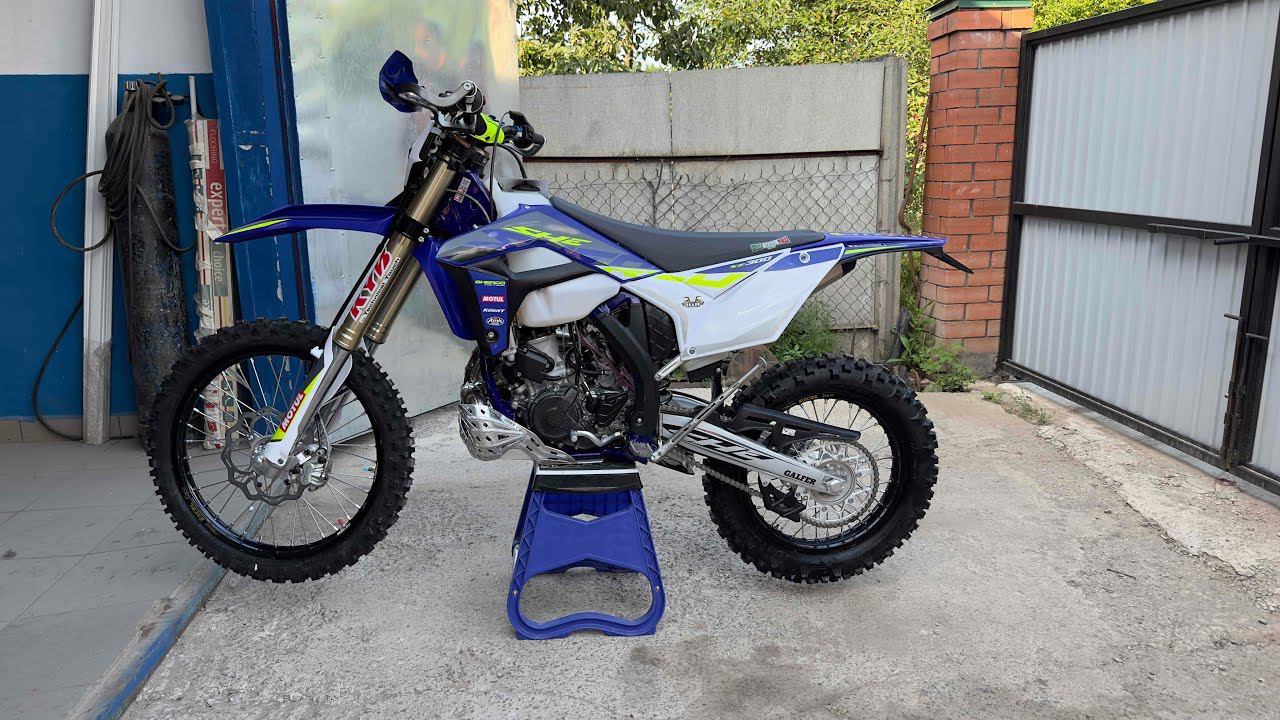 Подготовка нового мотоцикла Sherco SE300 MY2023 к эксплуатации для нашего клиента. смотреть онлайн