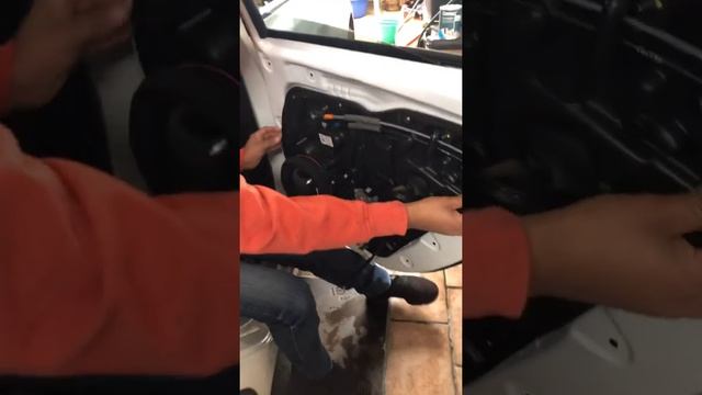 Desmontando puerta trasera y platicando sobre resultados de la insonorizada Kia Forte смотреть онлайн