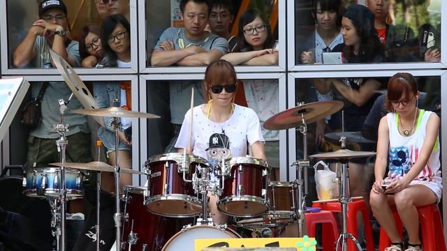 羅小白S. White --打呼~~ in 夢時代 Барабанщица-виртуоз из Тайваня.Amazing Girl Drummer смотреть онлайн