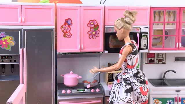 Barbie went to the supermarket to buy food and invited Princess Anna and Aisha to dinner смотреть онлайн