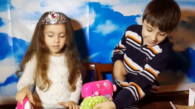 Распаковка БЕЙБИ БОРН,детской швейной машинки и утюга смотреть онлайн