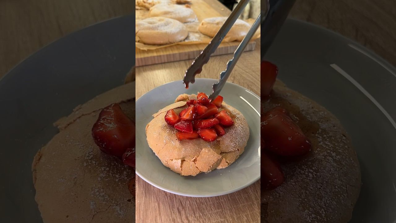 Повторяем рецепт из кулинарной книги #торт #павлова #рецепт #готовка #cooking #shorts #tradwife