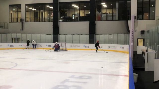 Броски по воротам с подбором шайбы. смотреть онлайн