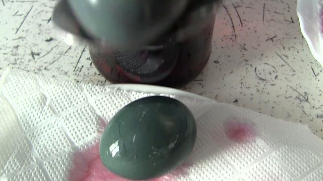 Красим яйца на Пасху в чае каркаде / Необычные мраморные яйца без химии смотреть онлайн