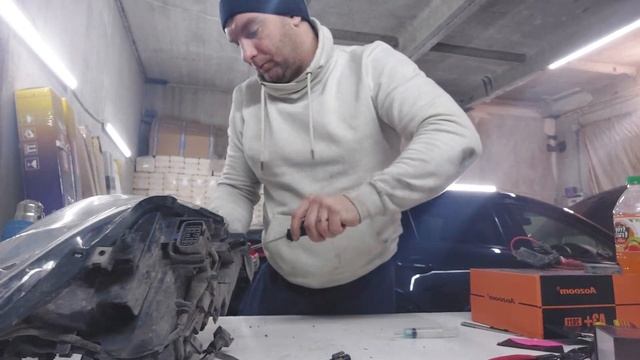 Как разобрать неразборную фару на примере фары от Mazda 6 gj. смотреть онлайн