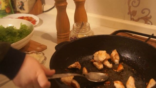 Готовлю салат Цезарь с курицей. Вкусный салат для мамы. Caesar salad with chicken. #LittleChef. смотреть онлайн