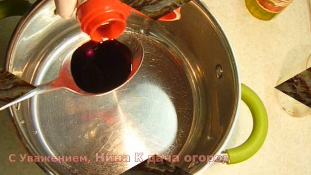 Беру кусок говядины и запекаю его в духовке в фольге и только потом мариную. Мясо получается сочное смотреть онлайн