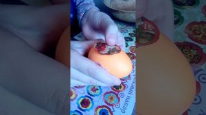 Клеим наклейки на пасхальные яйца