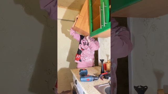 Сделала мужскую работу. Сняла шкафы и микроволновку. Кто молодец? Я молодец! Ремонт! смотреть онлайн