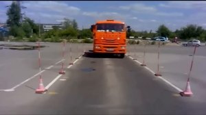 Движение с прицепом задом – Показывают мастера. А вы уже так можете?