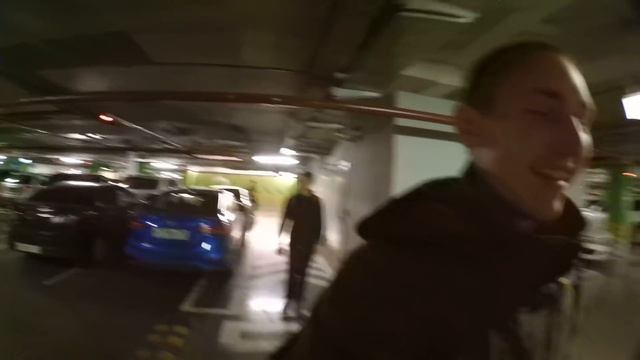 Неадекватный охранник бегает за людьми на парковке. ЧОП Серёга, Сокол, чёрный список. смотреть онлайн