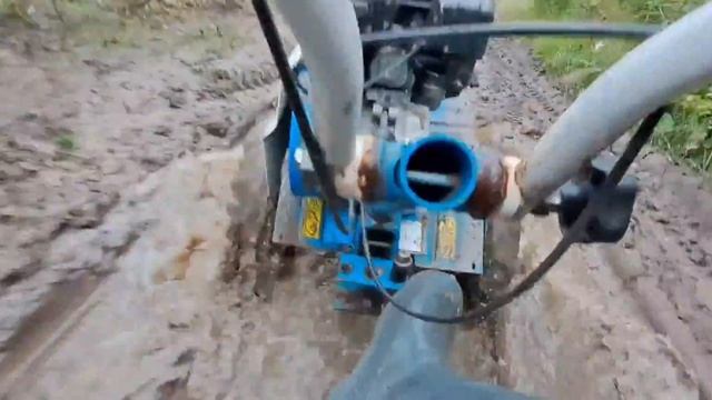 В лес на мотоблоке за ягодами! Чуть не утонул в грязи! смотреть онлайн