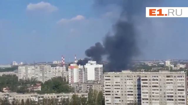 Дым от горящих гаражей на Автомагистральной поднялся над Екатеринбургом смотреть онлайн