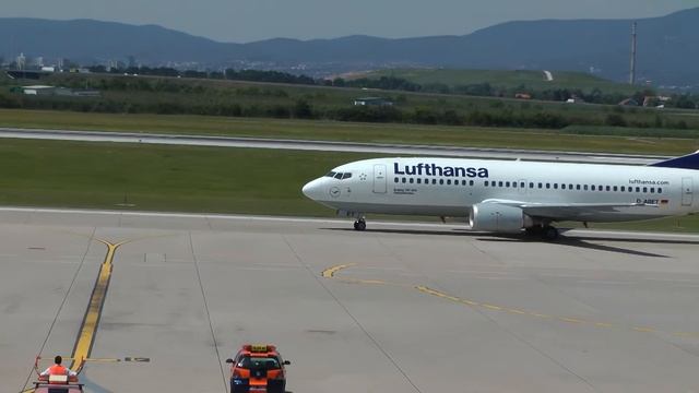 Lufthansa Boeing 737-330 landing & taxi to the gate at Zagreb airport (ZAG/LDZA) HD смотреть онлайн