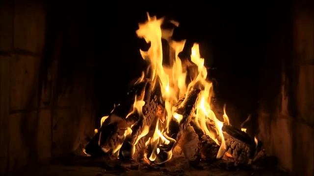 Смотреть на огонь в камине. Слушать звуки костра/ Watch the fire in the fireplace смотреть онлайн