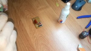 Лайфхак, как без усилий и следа удалить термоклей с поверхности печатных плат.