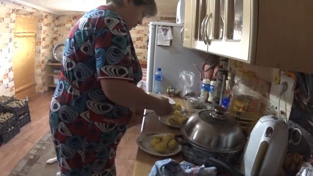 ДЕРЕВЕНСКИЙ ДВИЖ ПО УБОРКЕ ТЕРРИТОРИИ И ПОСАДКА ОВОЩЕЙ В ПРАЗДНИЧНЫЕ ДНИ ЧАСТЬ 2 !!! смотреть онлайн