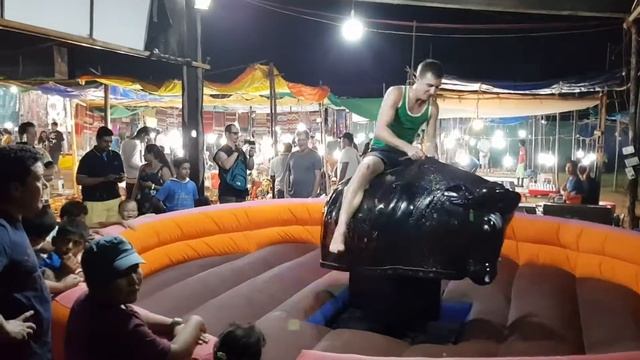 Аттракцион "Бешенный бык" на ночной ярмарке в ГОА смотреть онлайн