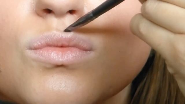 Увеличение объема губ / Как увеличить губы с помощью макияжа смотреть онлайн