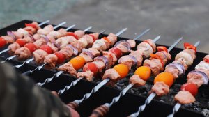 Если готовить шашлык из куриной грудки то только так.