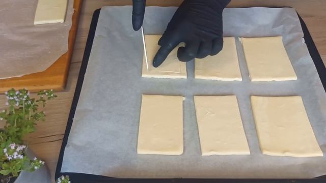 Очень простой рецепт со слоёного теста. Слойки с творогом и клубникой ??? смотреть онлайн