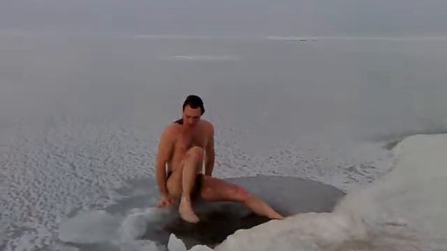 Купание в проруби 2011 03 04 @ Ейск смотреть онлайн