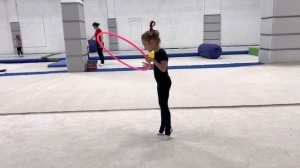 Несложные мастерства с обручем для самых маленьких гимнасточек.