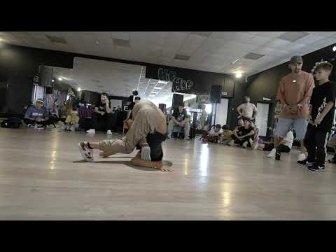 Брейкданс батл ↔ Дети 10-13 лет ↔ Gera vs Walkman ↔ 1'8 ↔ WHO IS WIN #whoiswin #bmvideo смотреть онлайн