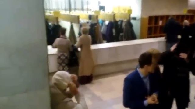 Спектакль "Оркестр", антракт, зрители покидают постановку смотреть онлайн