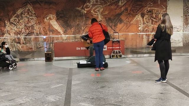 Wien U Bahn Station Westbahnhof - Straßenmusiker spielt "The Boxer". von Simon & Garfunkel смотреть онлайн