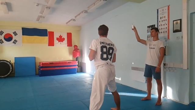 Александр Емельяненко бьет удар 540/демонстрация точности !!! смотреть онлайн