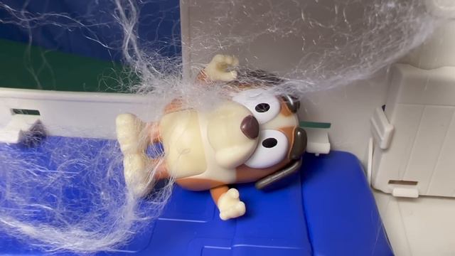 BLUEY HALLOWEEN Scare - Scream Camp 👻 | Pretend Play with Bluey Toys | Bunya Toy Town смотреть онлайн