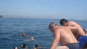 Акула ест людей