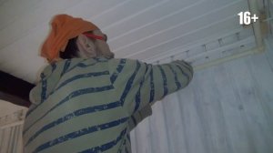 Установка декоративных балок на потолок. Полиуретановая фальш балка под дерево. УНИКС. Дача 72. 16+