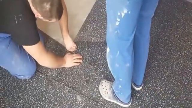 Ruloninės Grindų Dangos Klijavimas Sporto Salėje | E-plastena