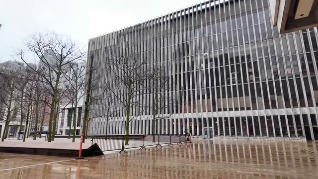 Нью-Йорк: Прогулка вокруг Линкольн Центра под дождём смотреть онлайн