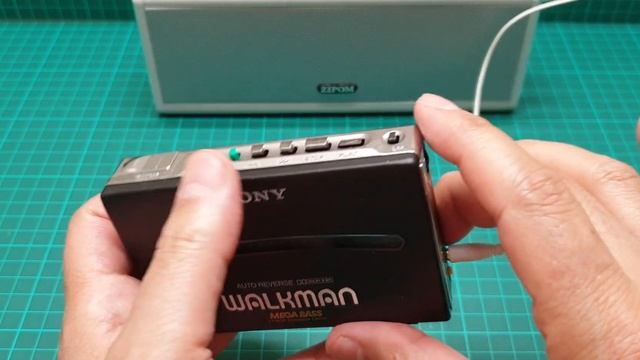 Sony WM-190 personal cassette player Walkman review & inside look | Merry Christmas to all смотреть онлайн